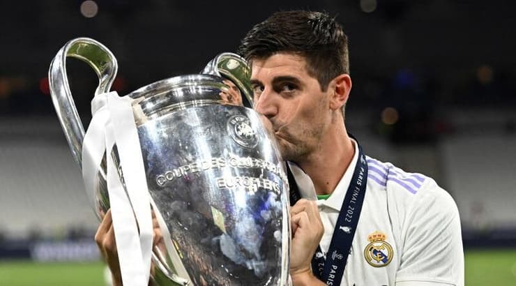 טיבו קורטואה נושק לגביע