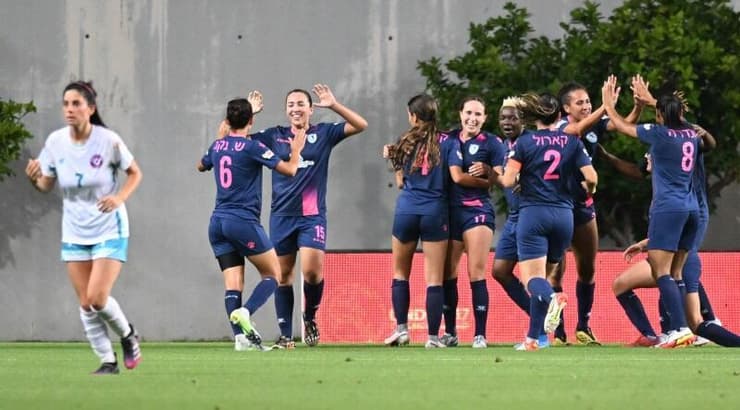 שחקניות מ.ס קריית גת חוגגות (נעם מורנו) שחקניות מ.ס קריית גת חוגגות