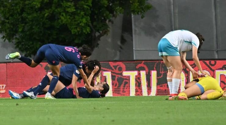 שחקניות מ.ס קריית גת חוגגות (נעם מורנו) שחקניות מ.ס קריית גת חוגגות