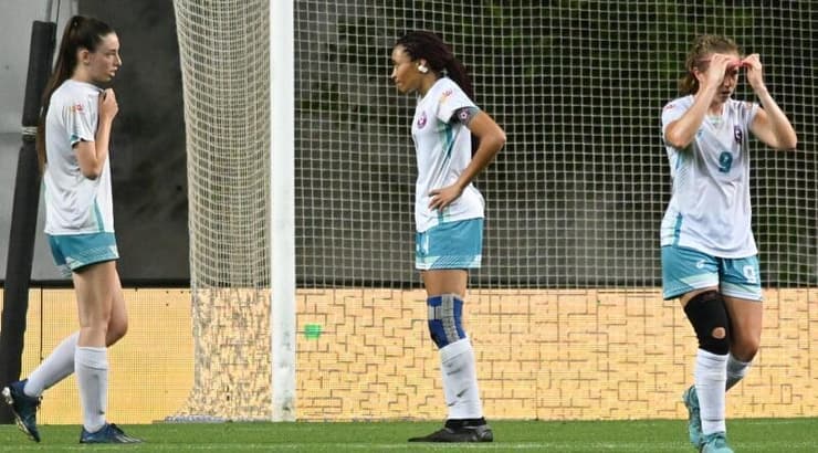 שחקניות בנות נתניה מאוכזבות (נעם מורנו) שחקניות בנות נתניה מאוכזבות