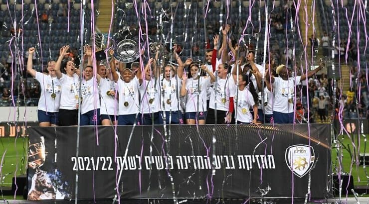 שחקניות מ.ס קריית גת מניפות את הגביע (נעם מורנו) שחקניות מ.ס קריית גת מניפות את הגביע