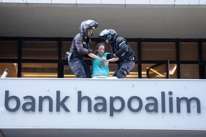 המרד בהכחדה מעצר במחאה נגד בנק הפועלים בתל אביב