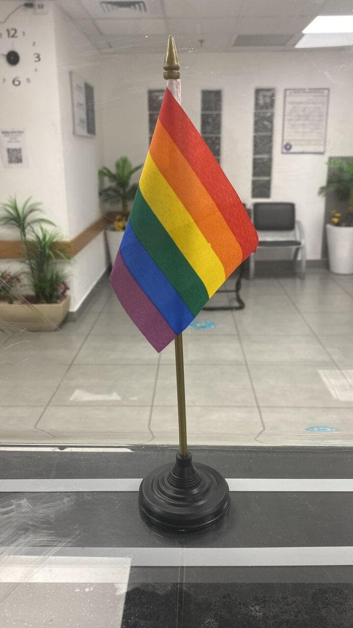 דגלי גאווה בתחנות המשטרה
