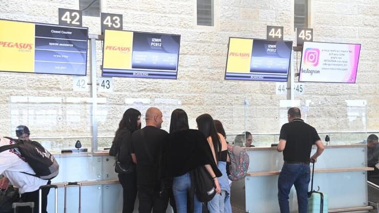 אנשים בנתב"ג לאחר אזהרת המסע לטורקיה