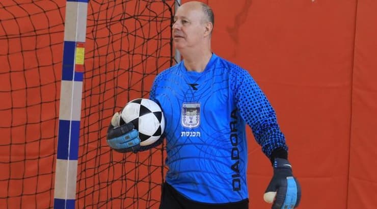 צחי הנגבי שומר על השער (מיכה בננו) צחי הנגבי שומר על השער