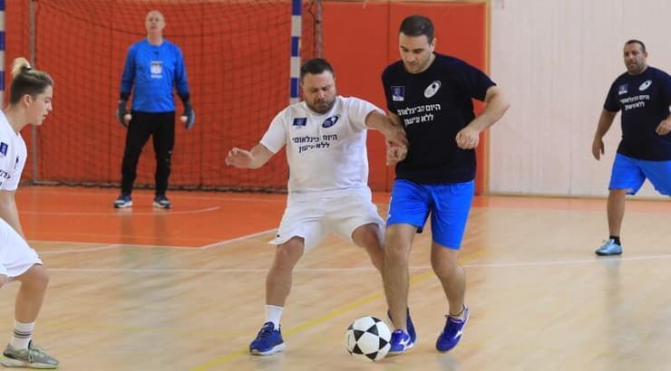 לירון טילטיל נאבק על הכדור (מיכה בננו) לירון טילטיל נאבק על הכדור