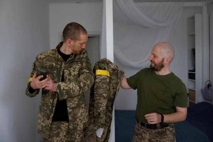 אולכסנדר זוהאן ו אנטוניה רומאנובה להט"ב שהתנדבו לשרת ב צבא אוקראינה ולסייע ב מלחמה מול רוסיה 