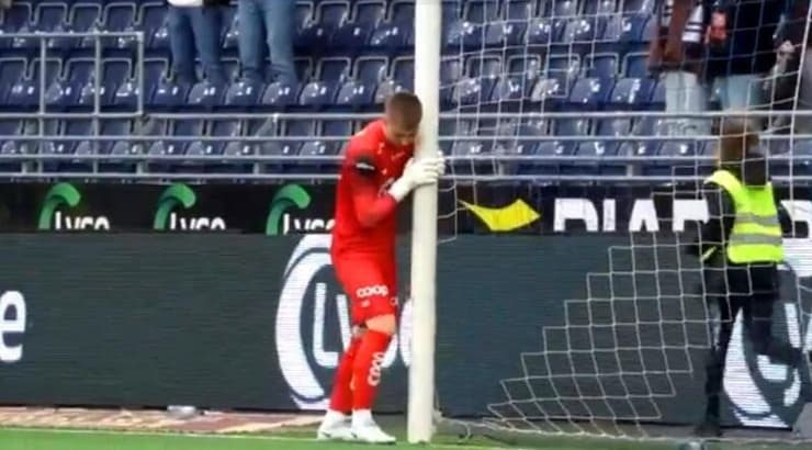 פטריק גונארסון מקטין את שערו (צילום מסך) פטריק גונארסון מקטין את שערו