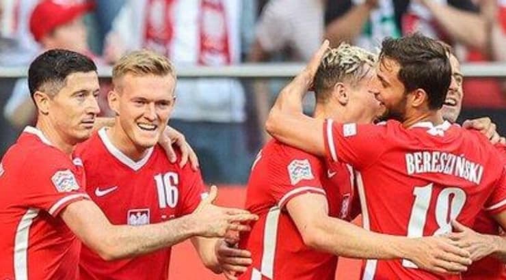 שחקני נבחרת פולין חוגגים