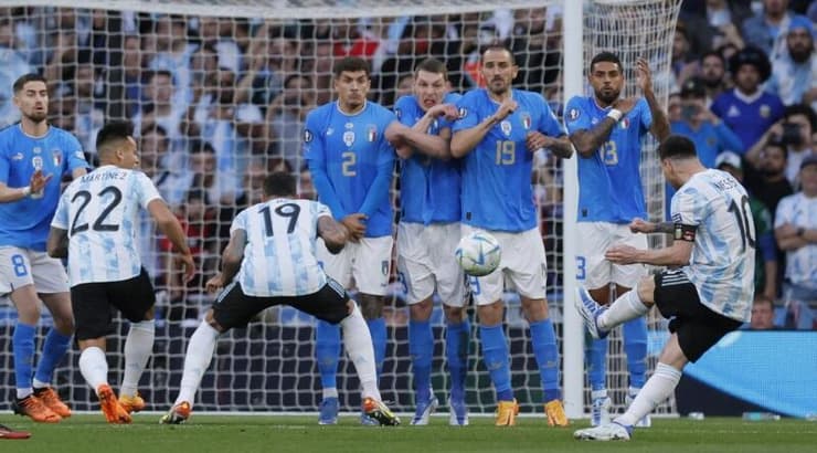 ליאו מסי בועט