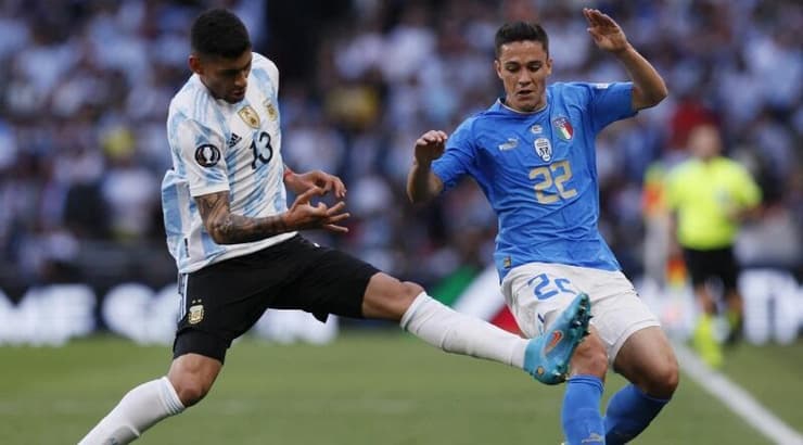 כריסטיאן רומרו מרחיק את הכדור