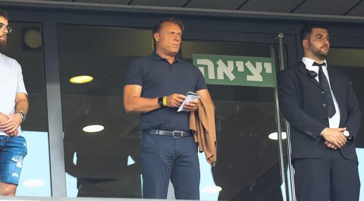 פטריק ואן לוון ביציע (שחר גרוס) פטריק ואן לוון ביציע