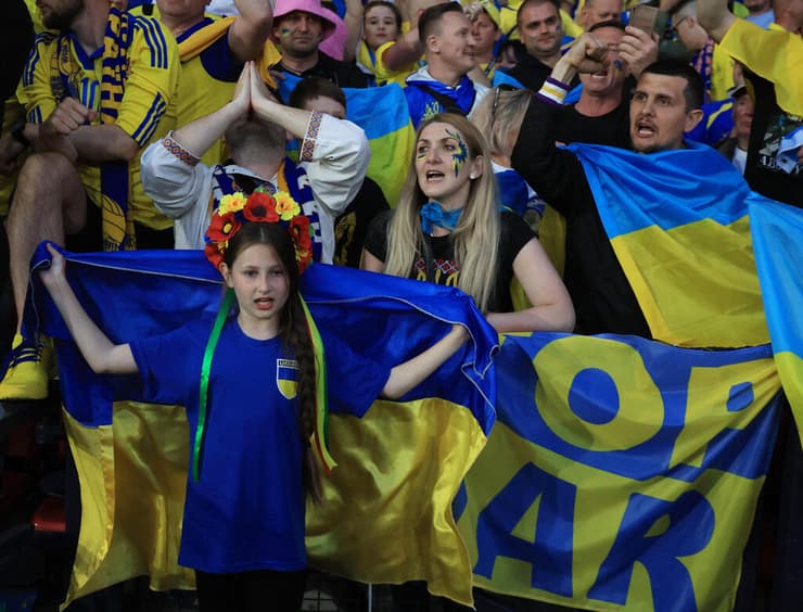 אוהדי נבחרת אוקראינה במשחק מוקדמות המונדיאל בגלזגו נגד סקוטלנד
