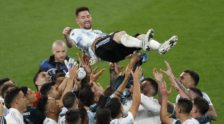 שחקני ארגנטינה מניפים את ליאו מסי