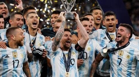 שחקני נבחרת ארגנטינה חוגגים עם הגביע