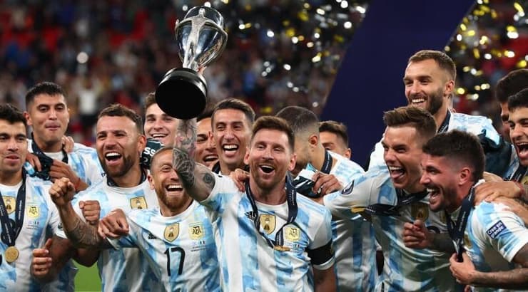 ליאו מסי מניף את הגביע