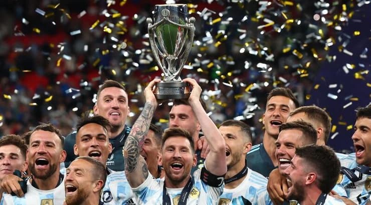 מסי מניף את הגביע