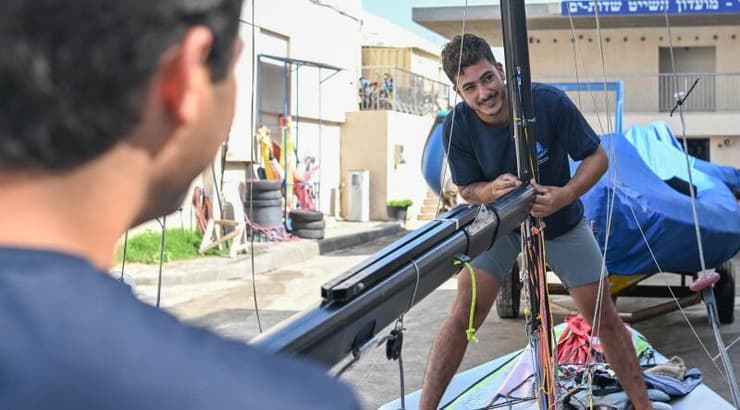 מאור עבו על סירת ה-49ER שרכש