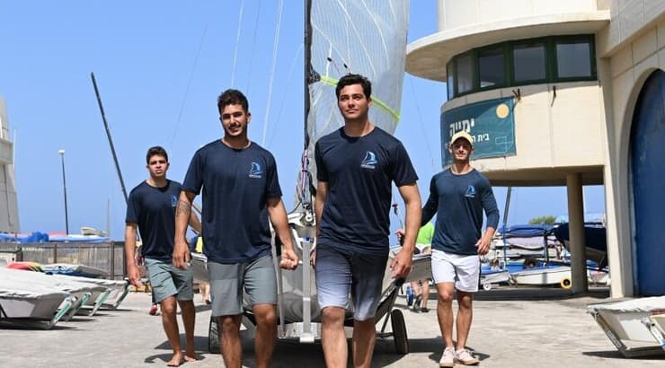 שייטי ה-49ER עם הסירה החדשה