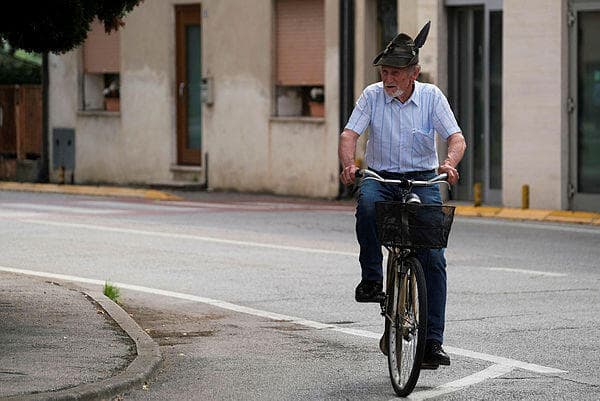 תושב מבוגר נוסע ברחבי קרטיליאנו