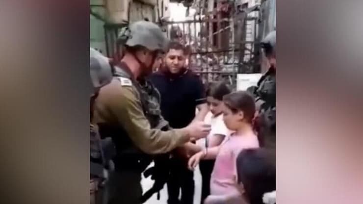 תיעוד: קצין צה''ל עוצר ילדה בת 10 בחברון