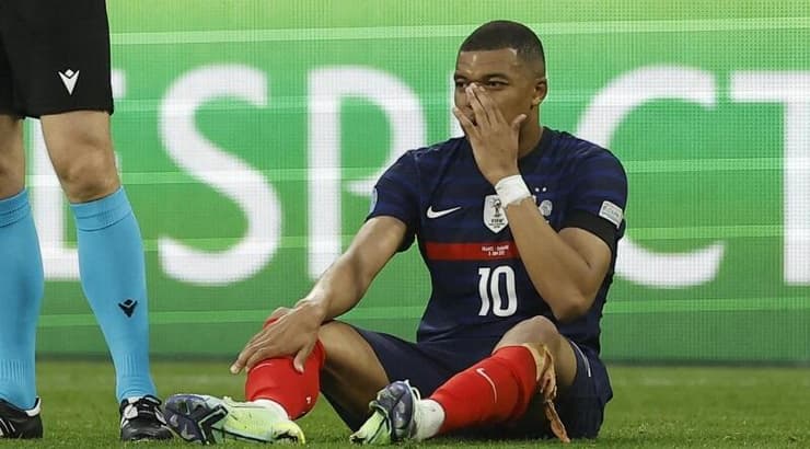 קיליאן אמבפה על הדשא