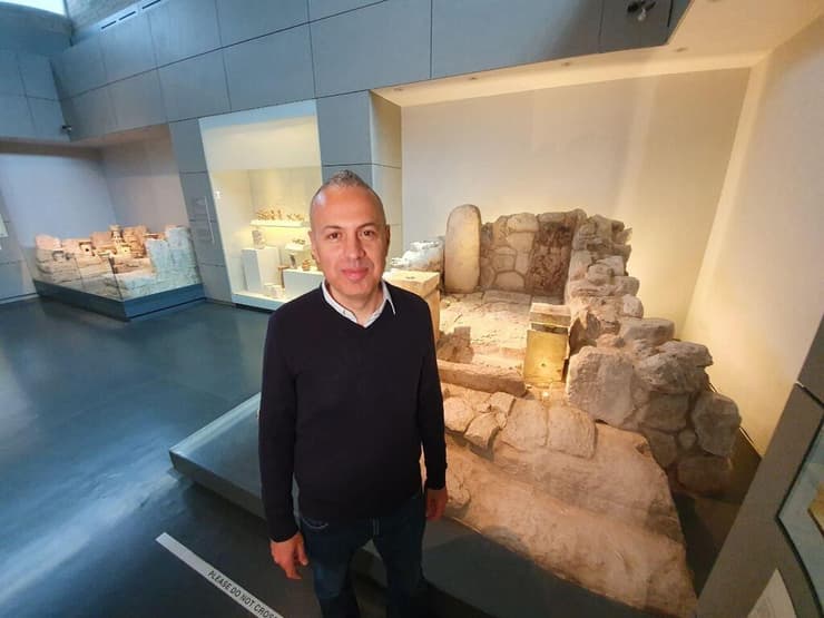 ד"ר ערן אריה ליד המזבח במוזיאון ישראל