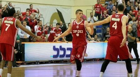 אדם אריאל במדי הפועל ירושלים