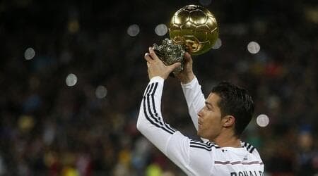 רונאלדו מקבל את כדור הזהב