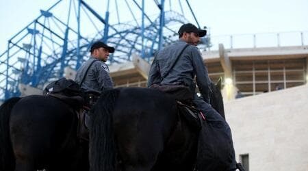 שוטרים מחוץ לאצטדיון טדי