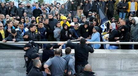 אוהדים מול שוטרים. למצולמים אין קשר לכתבה