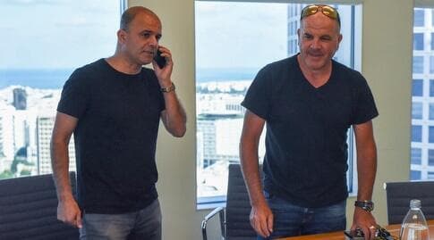 שרון ניסנוב וזאב גרינברג. קיץ לא פשוט