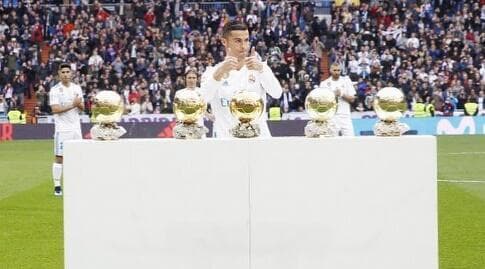 כריסטיאנו רונאלדו מקבל כבוד על כדור הזהב