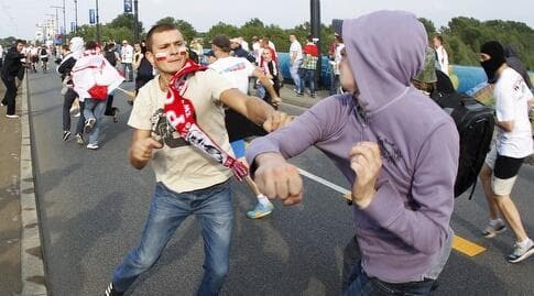 חוליגנים מתפרעים. מקבלים תמיכה ברוסיה