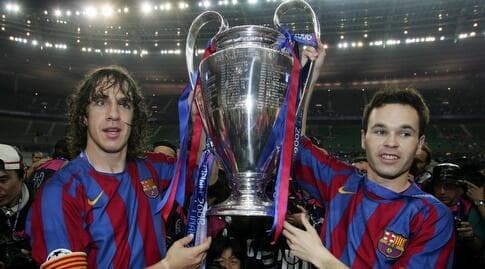 אנדרס אינייסטה וקרלס פויול מניפים את גביע ליגת האלופות