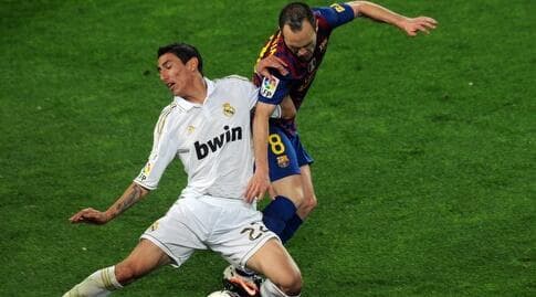 אנדרס אינייסטה ואנחל די מריה נלחמים