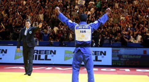 שגיא מוקי חוגג עם הקהל הישראלי באליפות אירופה