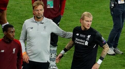 קלופ מנחם את קאריוס (רויטרס) קלופ מנחם את קאריוס