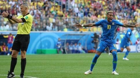 ניימאר וקויפרס. השופט לא שלף צהוב (רויטרס) ניימאר וקויפרס. השופט לא שלף צהוב