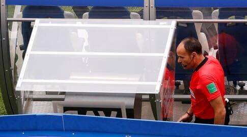 שופט צופה בהילוך חוזר (רויטרס) שופט צופה בהילוך חוזר