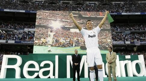 רונאלדו מוצג בריאל מדריד מול הקהל הנלהב בברנבאו, תחילתו של סיפור אהבה