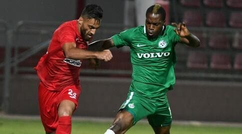 ג'ורג' מנדז'ק ואיהאב גנאים נאבקים על הכדור (עמרי שטיין) ג'ורג' מנדז'ק ואיהאב גנאים נאבקים על הכדור