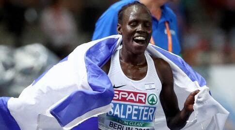 חוגגת עם דגל ישראל. צ'מטאי-סלפטר