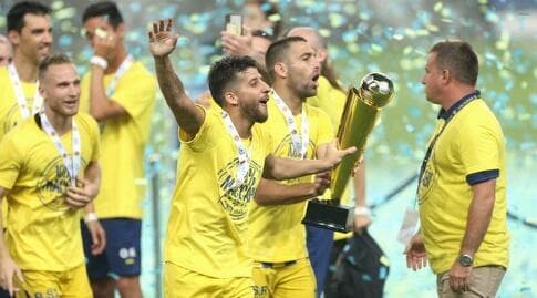 איתי שכטר ודור מיכה עם גביע הטוטו (רדאד ג'בארה) איתי שכטר ודור מיכה עם גביע הטוטו