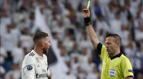 אוראל גרינפלד שולף כרטיס צהוב לסרחיו ראמוס