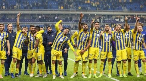 שחקני מכבי ת"א חוגגים