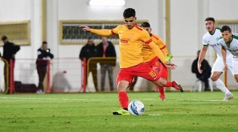 דן ביטון בועט פנדל (חגי מיכאלי) דן ביטון בועט פנדל