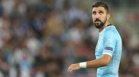 מונס דאבור במדי הנבחרת. 'זכה' להתעלמות עד הגעת הצוות האוסטרי (רדאד ג'בארה) מונס דאבור במדי הנבחרת. 'זכה' להתעלמות עד הגעת הצוות האוסטרי