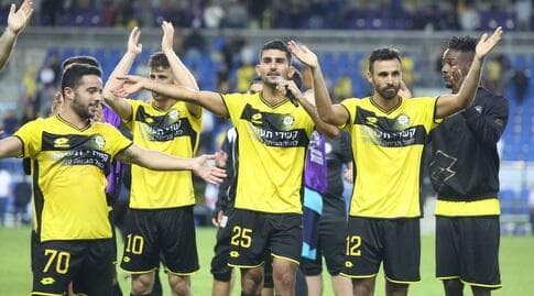 שחקני מכבי נתניה חוגגים (אחמד מוררה) שחקני מכבי נתניה חוגגים