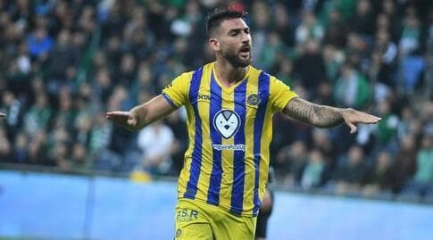 אלירן עטר חוגג. שחקן העונה של קארצב